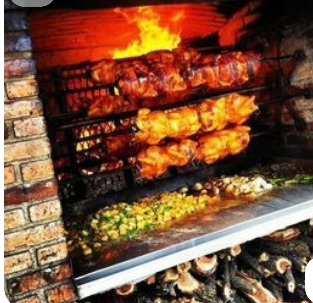 Pollos rostizados en horno de leña